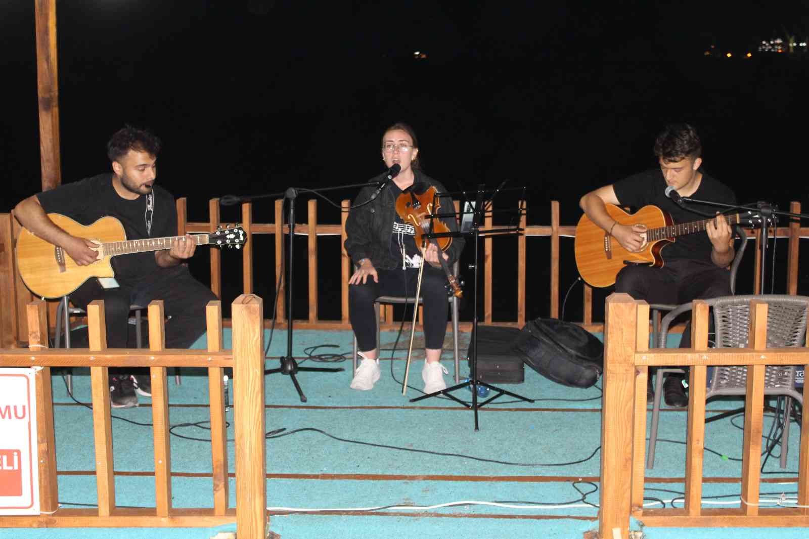 Tekirdağlılar sahilde canlı müziğin tadını çıkarıyor Tekirdağ’da sahile kurulan platform üzerine canlı müzik yapan gençler, vatandaşlara keyifli anlar yaşatıyor. Tekirdağ’ın Süleymanpaşa ilçesinde ...