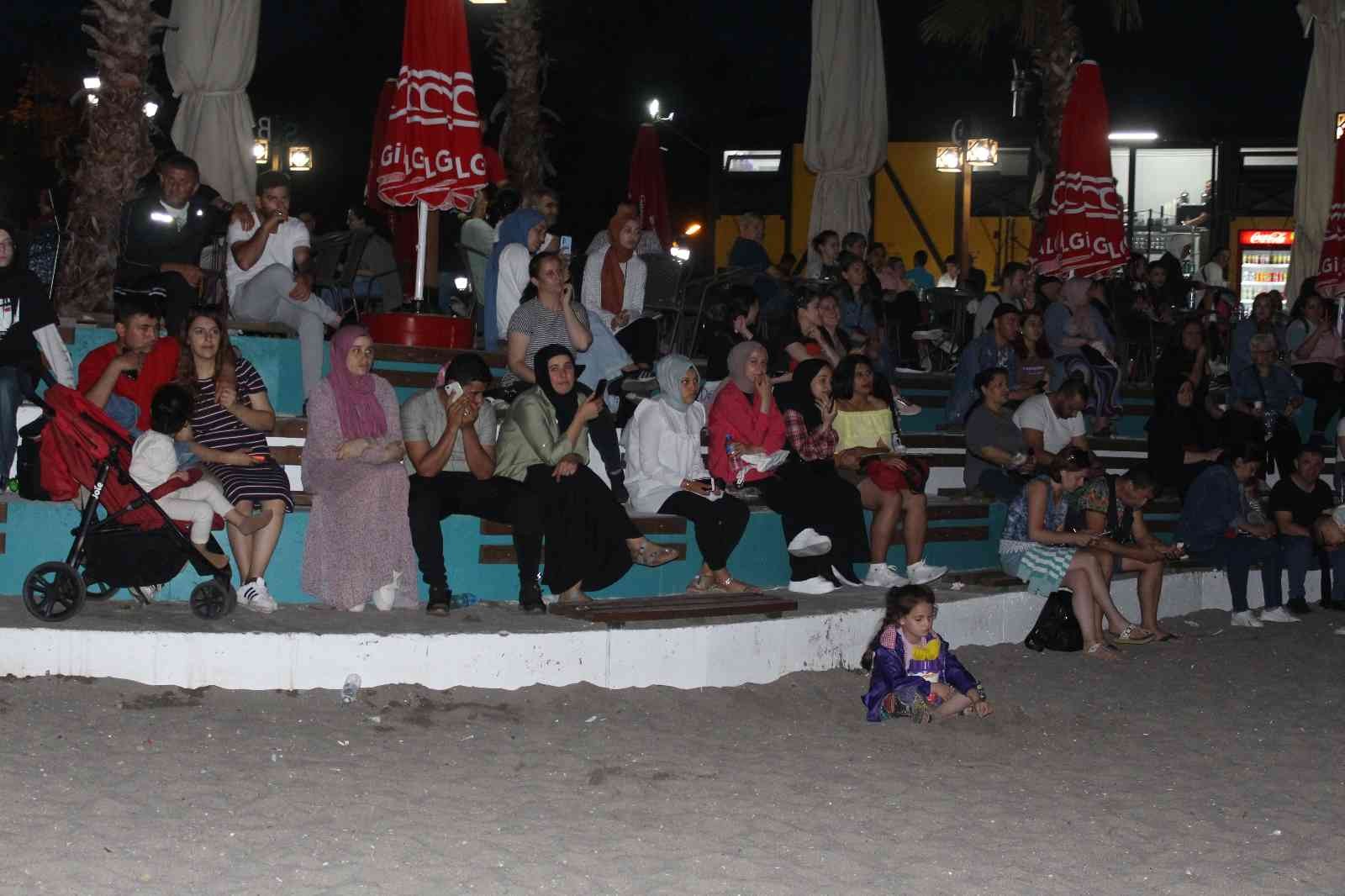 Tekirdağlılar sahilde canlı müziğin tadını çıkarıyor Tekirdağ’da sahile kurulan platform üzerine canlı müzik yapan gençler, vatandaşlara keyifli anlar yaşatıyor. Tekirdağ’ın Süleymanpaşa ilçesinde ...