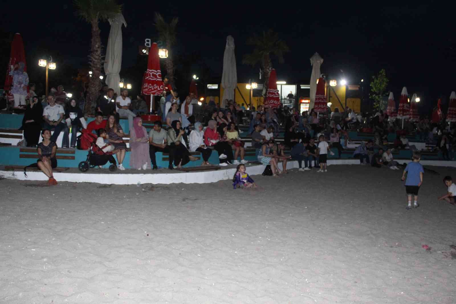 Tekirdağlılar sahilde canlı müziğin tadını çıkarıyor Tekirdağ’da sahile kurulan platform üzerine canlı müzik yapan gençler, vatandaşlara keyifli anlar yaşatıyor. Tekirdağ’ın Süleymanpaşa ilçesinde ...