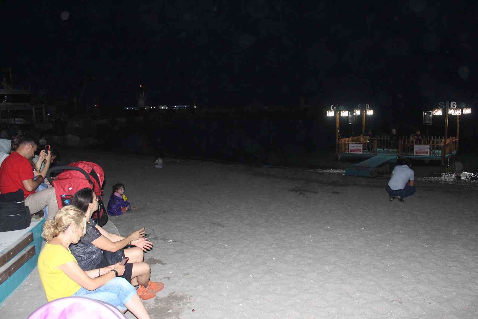 Tekirdağlılar sahilde canlı müziğin tadını çıkarıyor Tekirdağ’da sahile kurulan platform üzerine canlı müzik yapan gençler, vatandaşlara keyifli anlar yaşatıyor. Tekirdağ’ın Süleymanpaşa ilçesinde ...