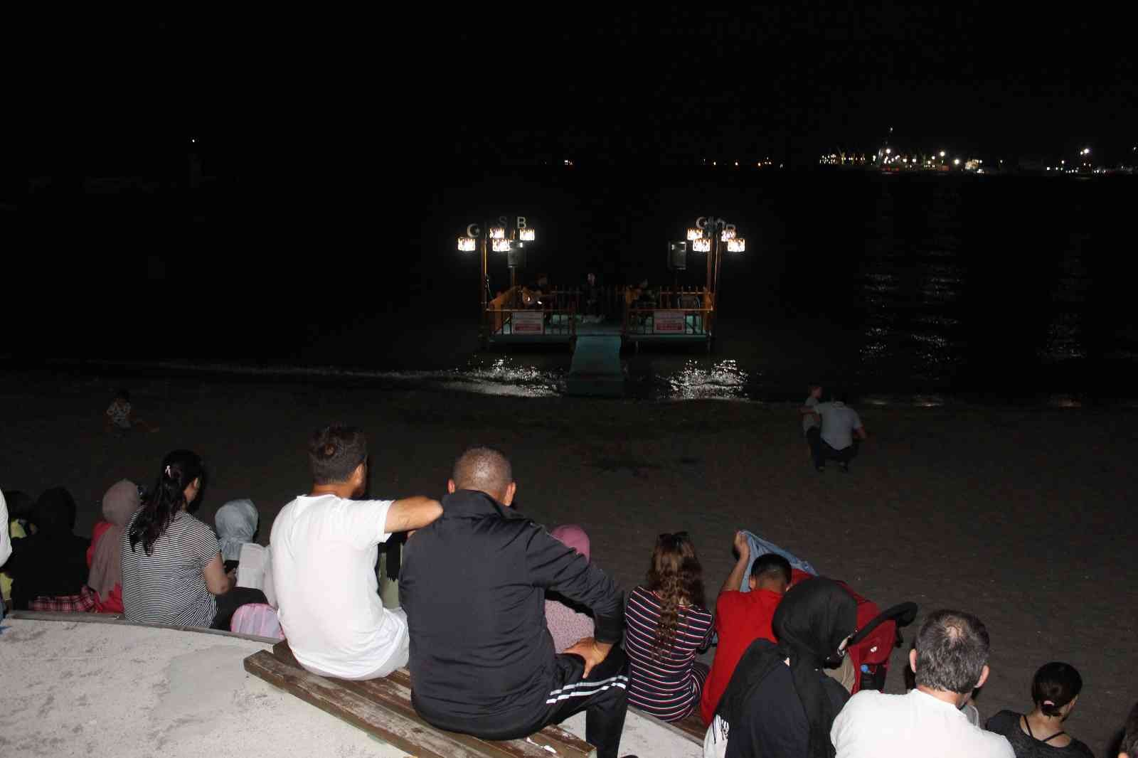 Tekirdağlılar sahilde canlı müziğin tadını çıkarıyor Tekirdağ’da sahile kurulan platform üzerine canlı müzik yapan gençler, vatandaşlara keyifli anlar yaşatıyor. Tekirdağ’ın Süleymanpaşa ilçesinde ...