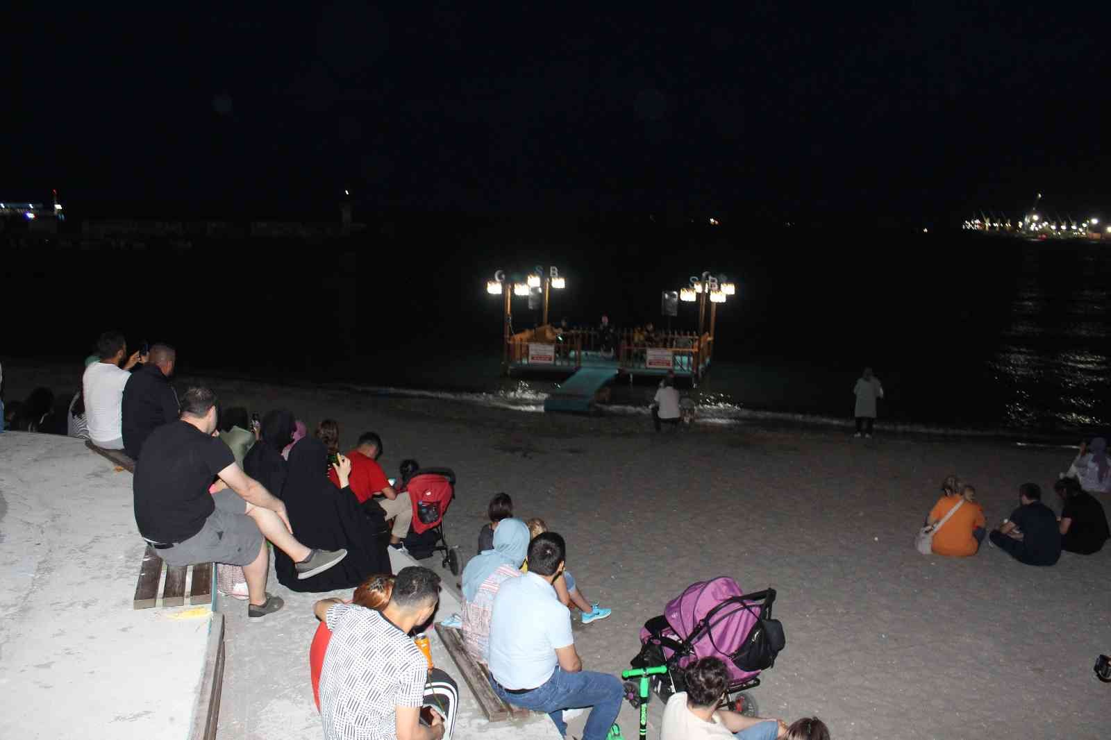 Tekirdağlılar sahilde canlı müziğin tadını çıkarıyor Tekirdağ’da sahile kurulan platform üzerine canlı müzik yapan gençler, vatandaşlara keyifli anlar yaşatıyor. Tekirdağ’ın Süleymanpaşa ilçesinde ...