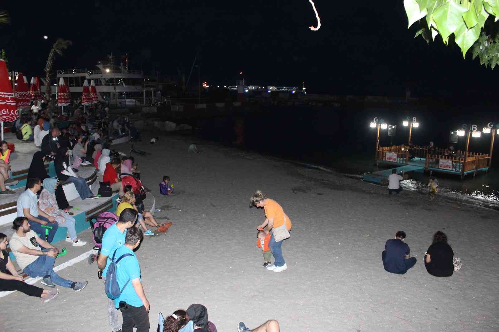 Tekirdağlılar sahilde canlı müziğin tadını çıkarıyor Tekirdağ’da sahile kurulan platform üzerine canlı müzik yapan gençler, vatandaşlara keyifli anlar yaşatıyor. Tekirdağ’ın Süleymanpaşa ilçesinde ...