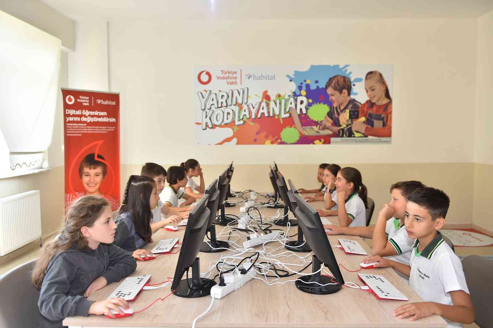 Vodafone, karbon ayakizini küçültme hedefiyle başlattığı “Bu Atıklar Kod Yazıyor” projesini Türkiye geneline yaygınlaştırmayı sürdürüyor. Şirket ...