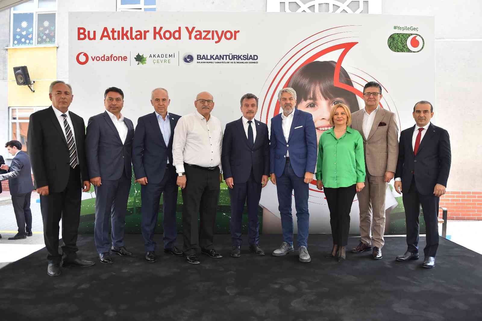 Vodafone, karbon ayakizini küçültme hedefiyle başlattığı “Bu Atıklar Kod Yazıyor” projesini Türkiye geneline yaygınlaştırmayı sürdürüyor. Şirket ...