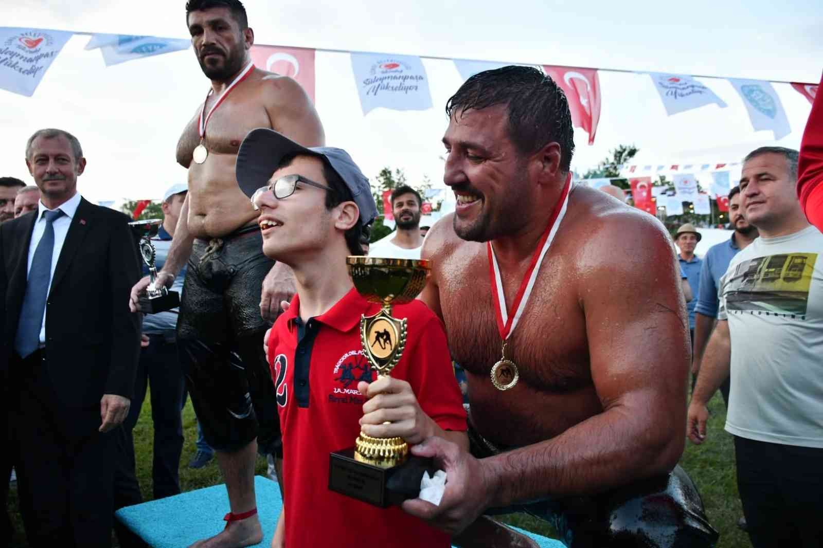 Tekirdağ’da 56. Uluslararası Kiraz Festivali çerçevesinde düzenlenen Hüseyin Pehlivan Yağlı Güreşleri’nde şampiyon olan Recep Kara, kupasını ...