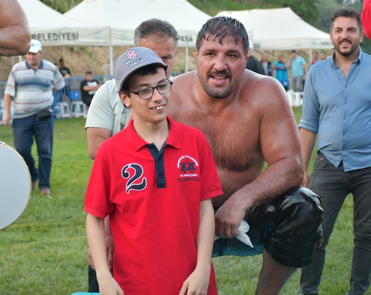 Tekirdağ’da 56. Uluslararası Kiraz Festivali çerçevesinde düzenlenen Hüseyin Pehlivan Yağlı Güreşleri’nde şampiyon olan Recep Kara, kupasını ...