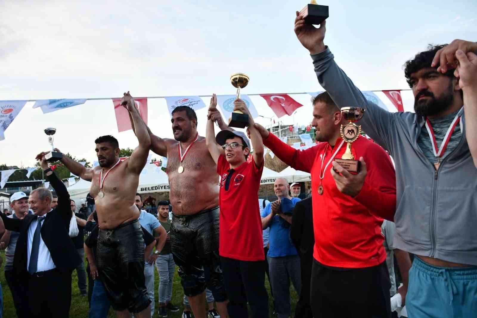 Tekirdağ’da 56. Uluslararası Kiraz Festivali çerçevesinde düzenlenen Hüseyin Pehlivan Yağlı Güreşleri’nde şampiyon olan Recep Kara, kupasını ...