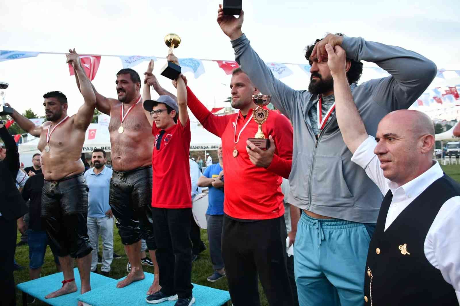 Tekirdağ’da 56. Uluslararası Kiraz Festivali çerçevesinde düzenlenen Hüseyin Pehlivan Yağlı Güreşleri’nde şampiyon olan Recep Kara, kupasını ...