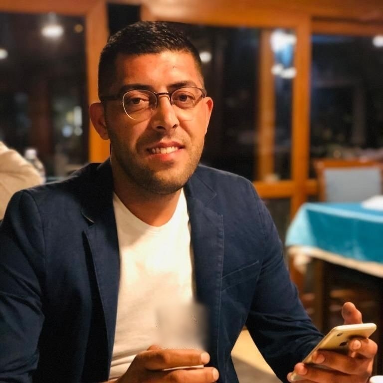 Yol kenarında oturan adamı göğsünden bıçaklayarak öldürdü Tekirdağ Çorlu’da yol kenarında oturan adam, aniden yanına gelen bir şahsın bıçaklı saldırısı sonucu hayatını kaybetti. Olay, gece saatlerinde ...