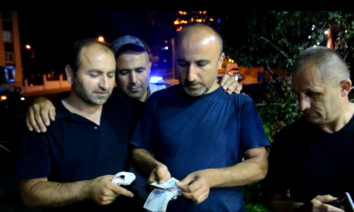 Yol ortasında poşet dolu para buldu Tekirdağ Çorlu’da duyarlı vatandaş, yol ortasında bulduğu poşet içinde 6 bin 500 lira parayı sahibine ulaştırılması için polise teslim etti ...