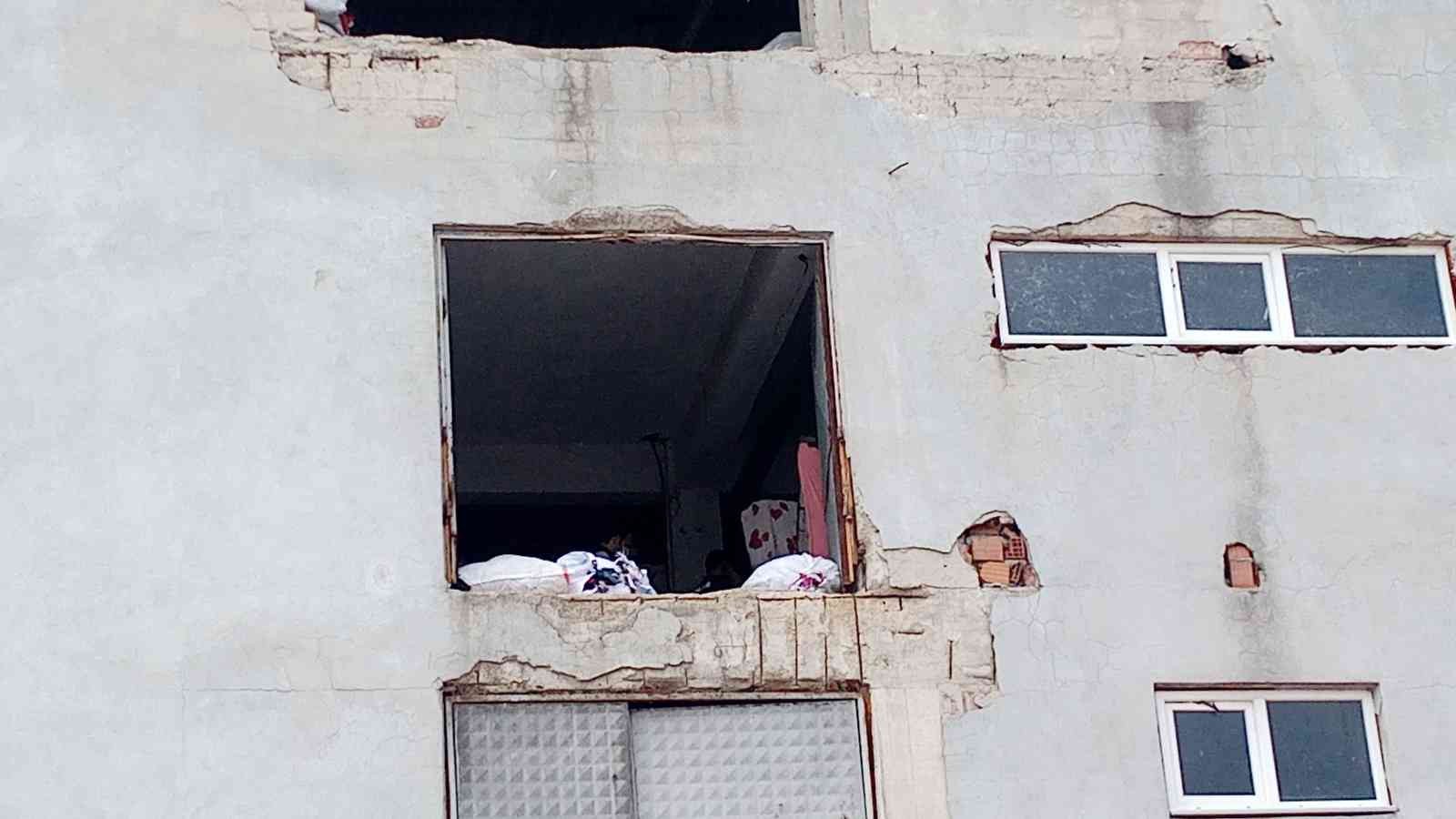 Yük asansörüne sıkışan 19 yaşındaki işçinin feci ölümü Tekirdağ’ın Ergene ilçesinde bir anda harekete geçen yük asansörü ile duvar arasında sıkışan 19 yaşındaki yabancı uyruklu işçi hayatını kaybetti ...