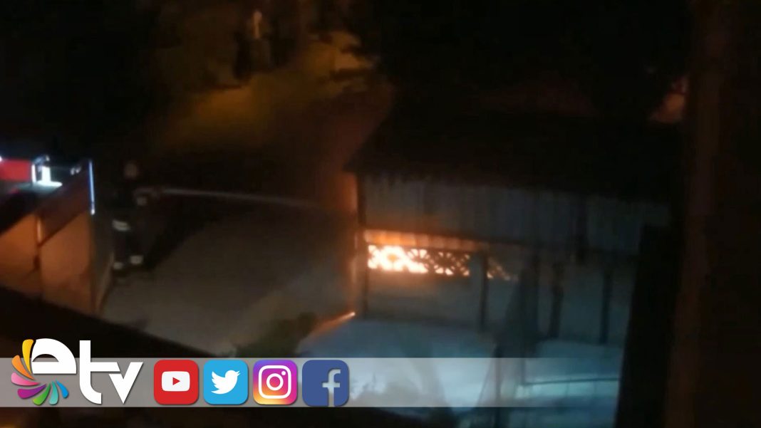 PARK-HALİNDEKİ-OTOMOBİL-ALEV-ALEV-YANDI