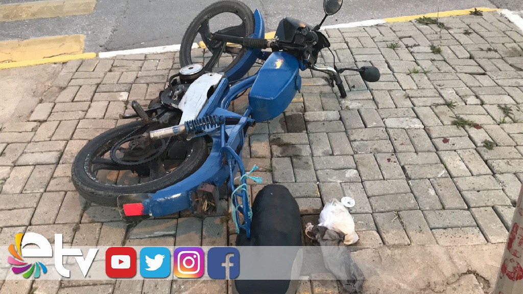 KIRMIZI-IŞIK-İHLALİ-YAPAN-MOTOSİKLET,-MİNİBÜSLE-ÇARPIŞTI-1-YARALI