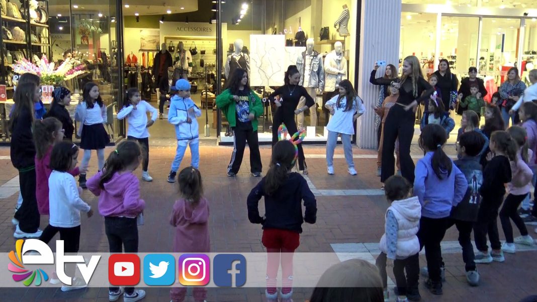 AVM’DEKİ-DANS-GÖSTERİSİ,-BÜYÜK-BEĞENİ-TOPLADI