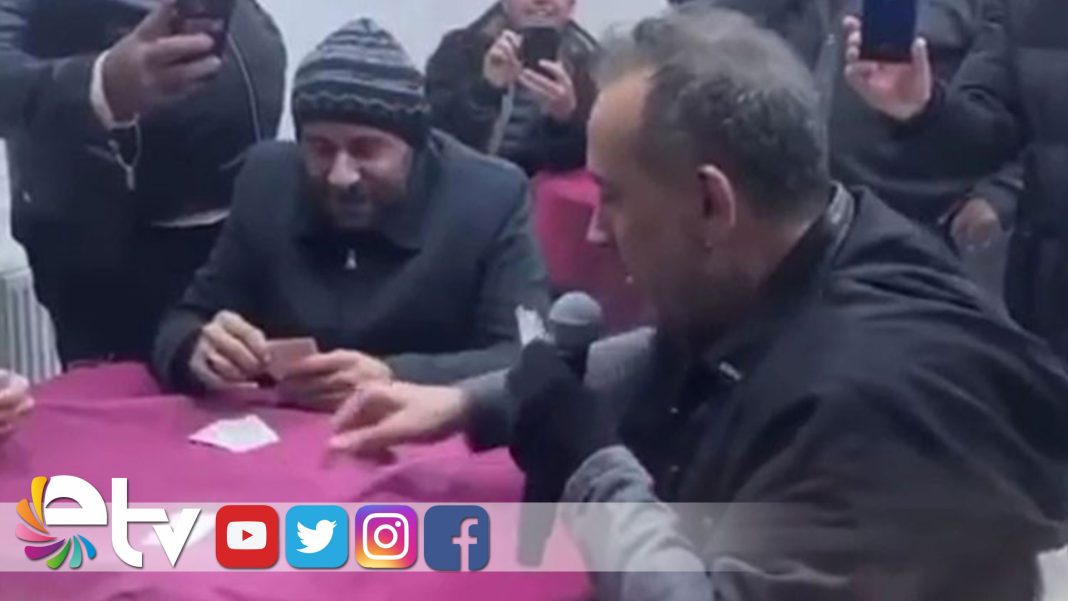 HALUK-LEVENT-HEM-ŞARKI-SÖYLEDİ,-HEM-PİŞTİ-OYNADI