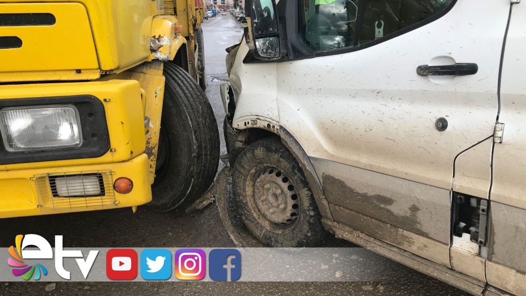 KOMYONETKAMYONLACARPISTIBIRYARALI