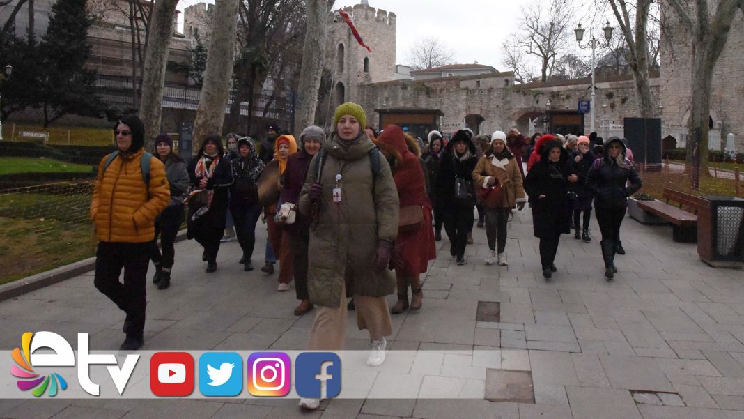 KADINASIDDETEKARSIYURUYENLER