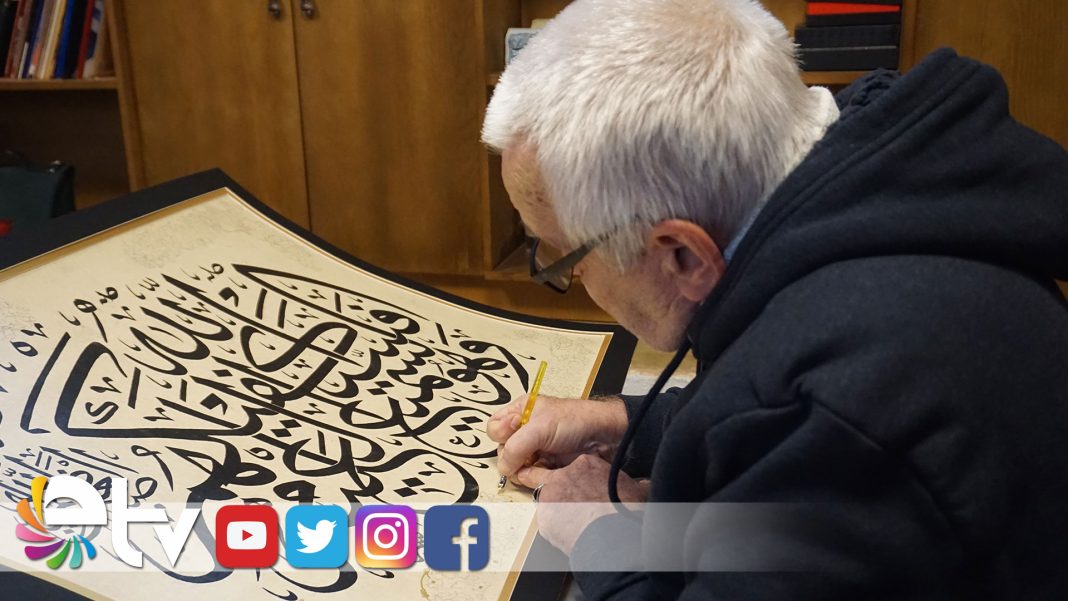 LİSE-ÇAĞINDA-BAŞLADIĞI-HAT-SANATINI-48-YILDIR-AŞKLA-SÜRDÜRÜYOR