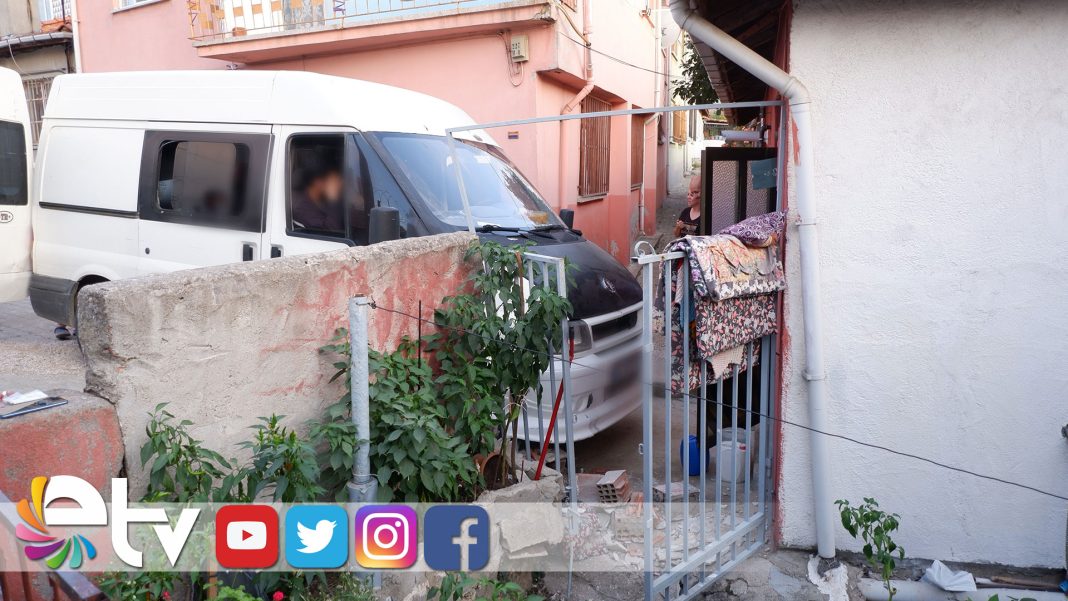 EVİN-DUVARINA-ÇARPARAK-DURABİLEN-MİNİBÜSTEN-19-GÖÇMEN-ÇIKTI