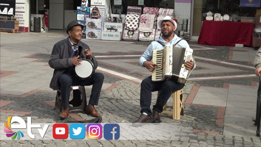 SARAÇLAR-CADDESİ’NE-NEŞE-KATIYORLAR