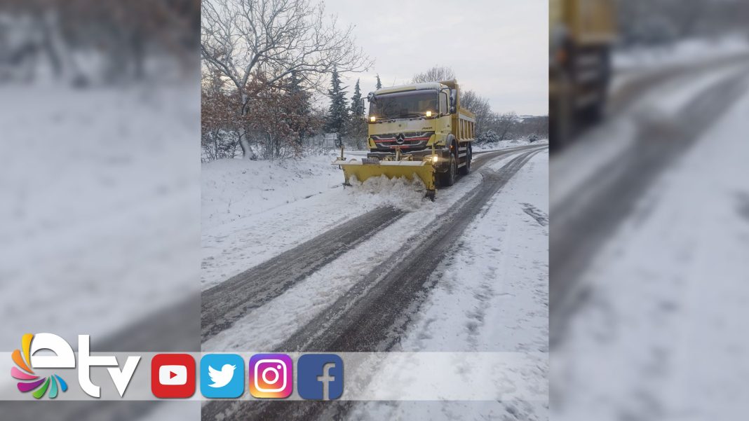 KAR-İLE-KAPLANAN-YOLLARDA-ÇALIŞMA-YAPTILAR