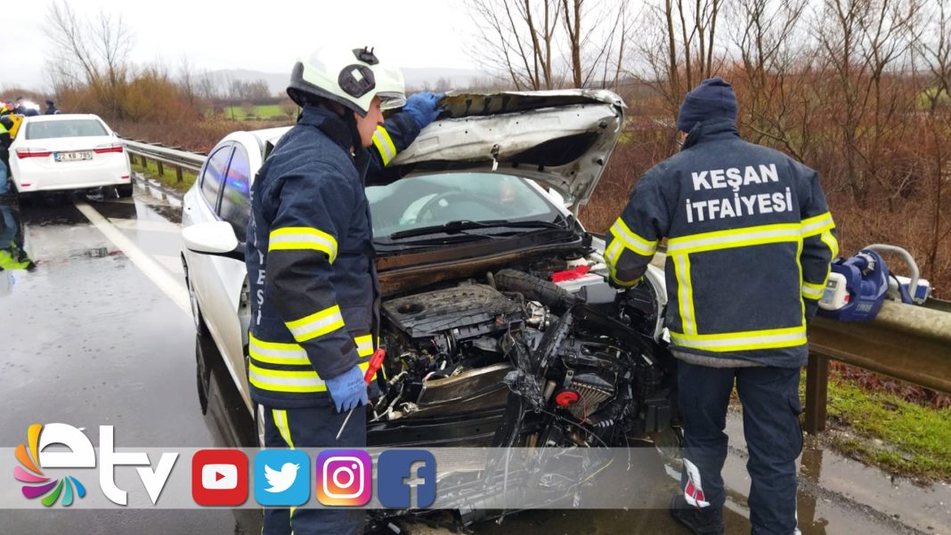 OTOMOBİL-BARİYERLERE-ÇARPTI-4-YARALI