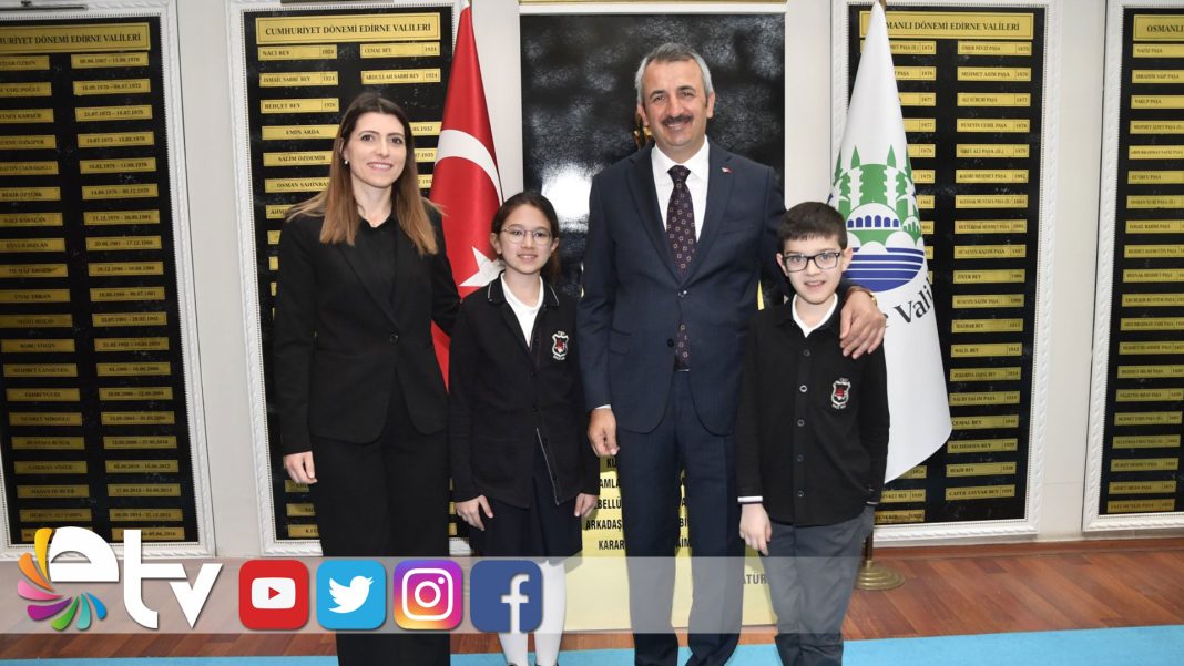 VALI-SEZER-DERECEYE-GIREN-OGRENCILERLE-BULUSTU