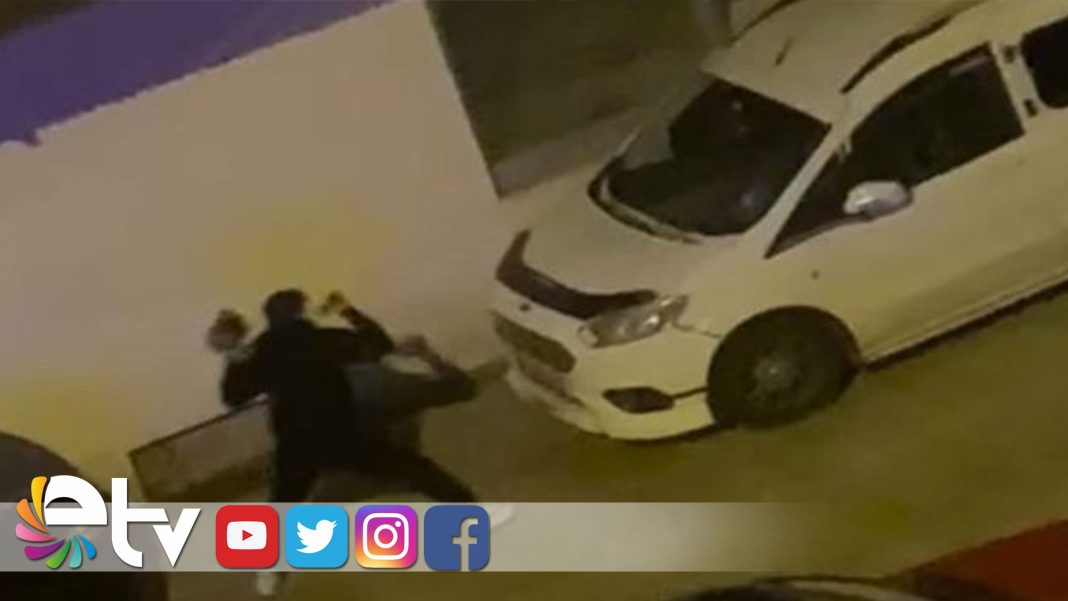 PARK-HALİNDEKİ-ARACA-KALDIRIM-TAŞI-FIRLATTI