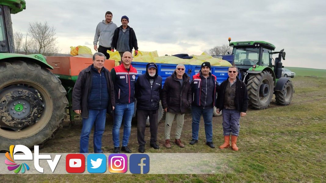 KÖY-MERALARINA-GÜBRE-ATILIYOR