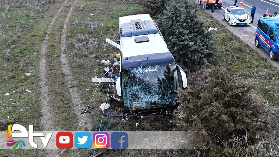 GELİBOLU’DA-OTOBÜS-YOLDAN-ÇIKTI-40-YARALI