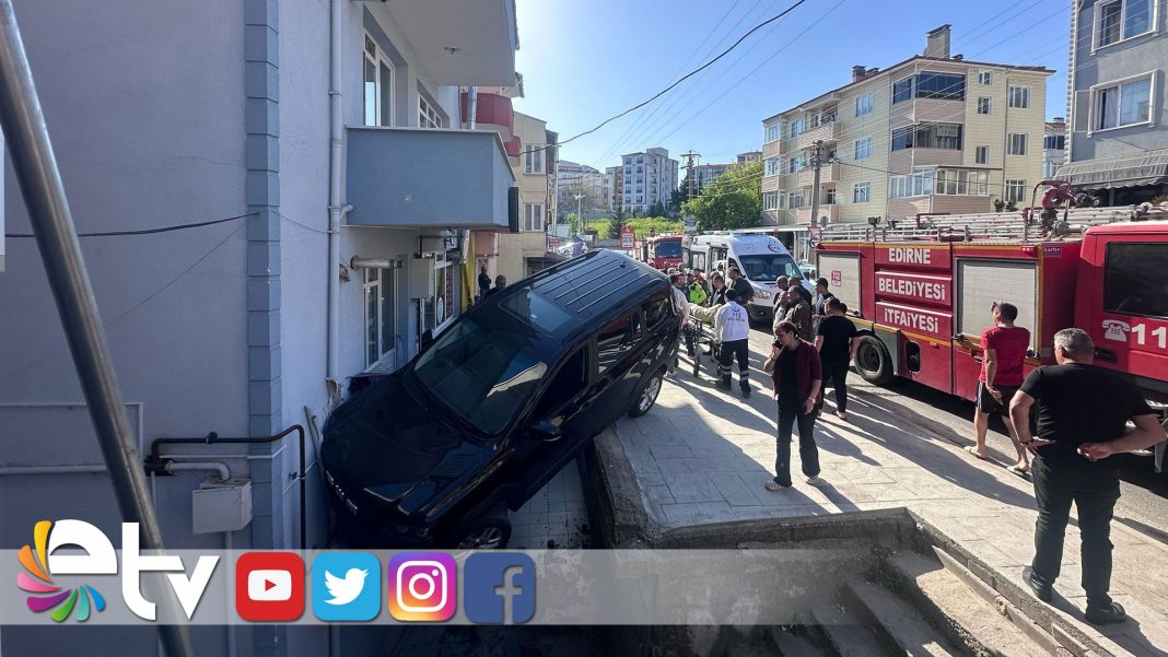 EDİRNE’DE-İŞ-YERİNE-VE-APARTMANA-ÇARPAN-CİP-ASKIDA-KALDI