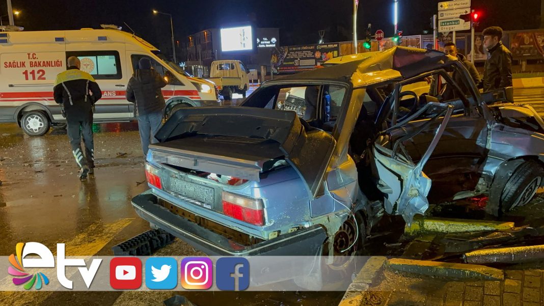 OTOMOBİL-HURDAYA-DÖNDÜ,-SÜRÜCÜSÜ-YARALANDI