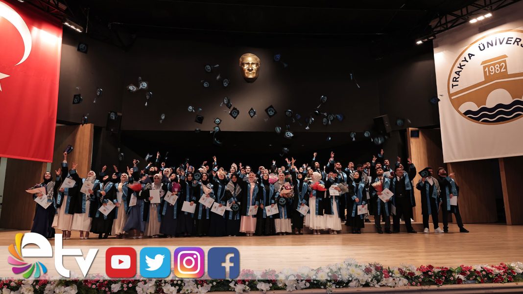 İLAHİYAT-FAKÜLTESİNDE-MEZUNİYET-HEYECANI