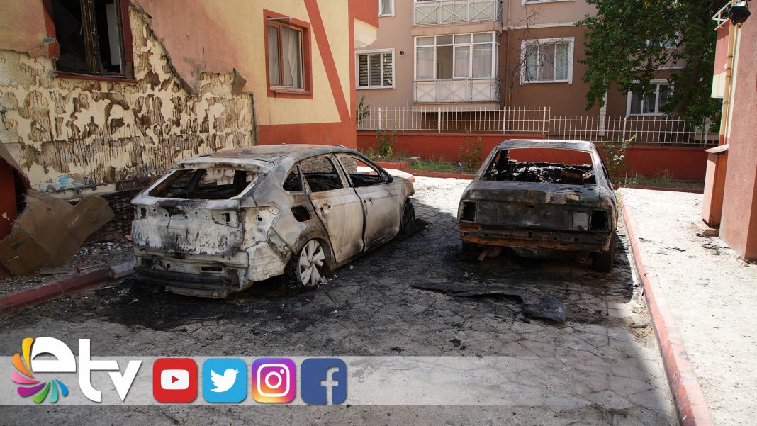 PARK-HALİNDEKİ-İKİ-OTOMOBİL-ALEV-TOPUNA-DÖNDÜ