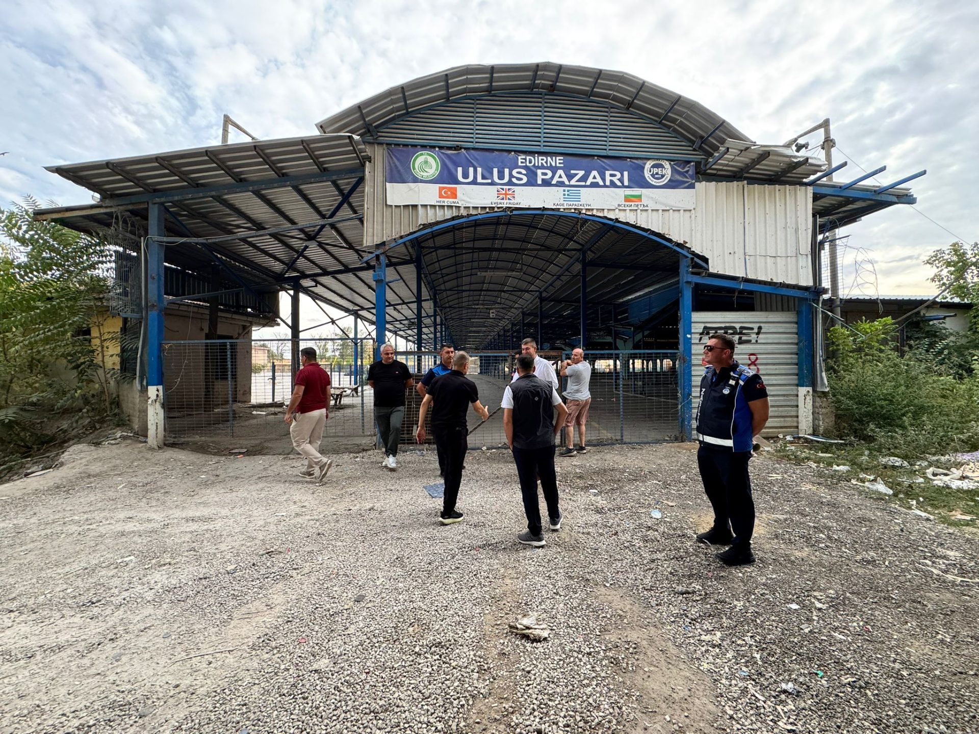 ULUS PAZARI AÇILACAK Edirne'de artık kurulmayacağı açıklanan Ulus Pazarı, yaşanan gelişmeler üzerine yarın yeniden açılacak.