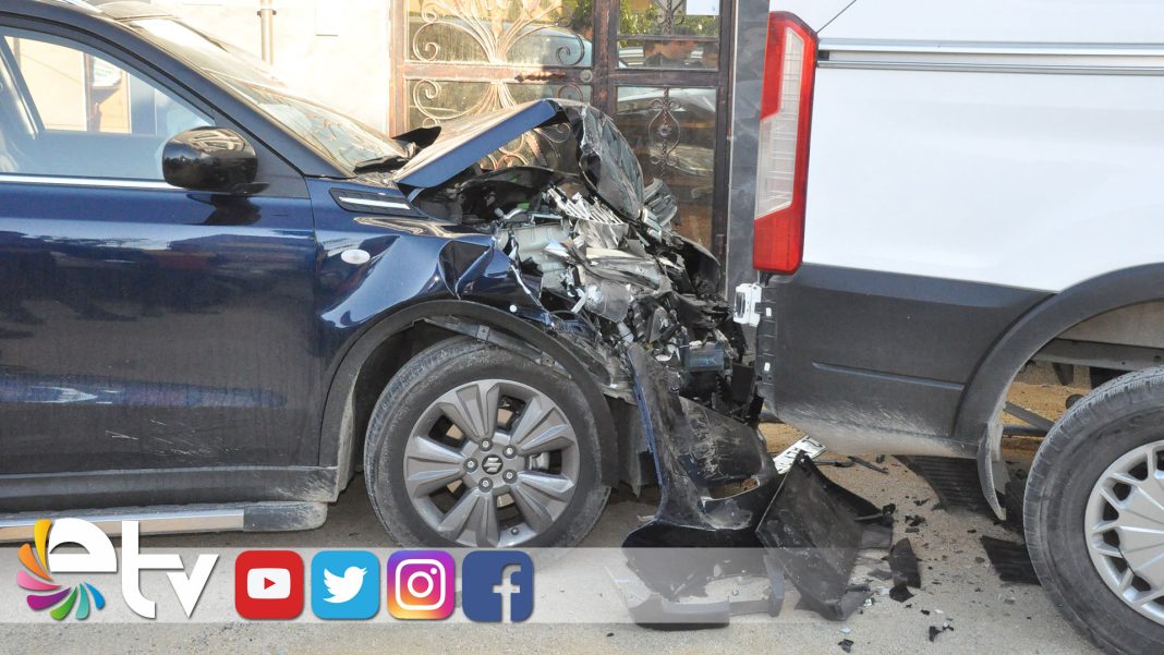 OTOMOBİL-PARK-HALİNDEKİ-KAMYONETE-ÇARPTI-2-YARALI