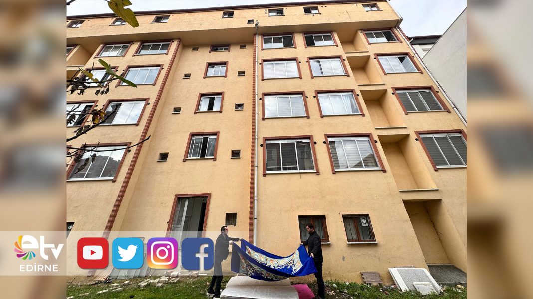 MAHSUR-KALAN-KEDİ-İÇİN-YATAK-TAŞIYIP-BATTANİYE-GERDİLER