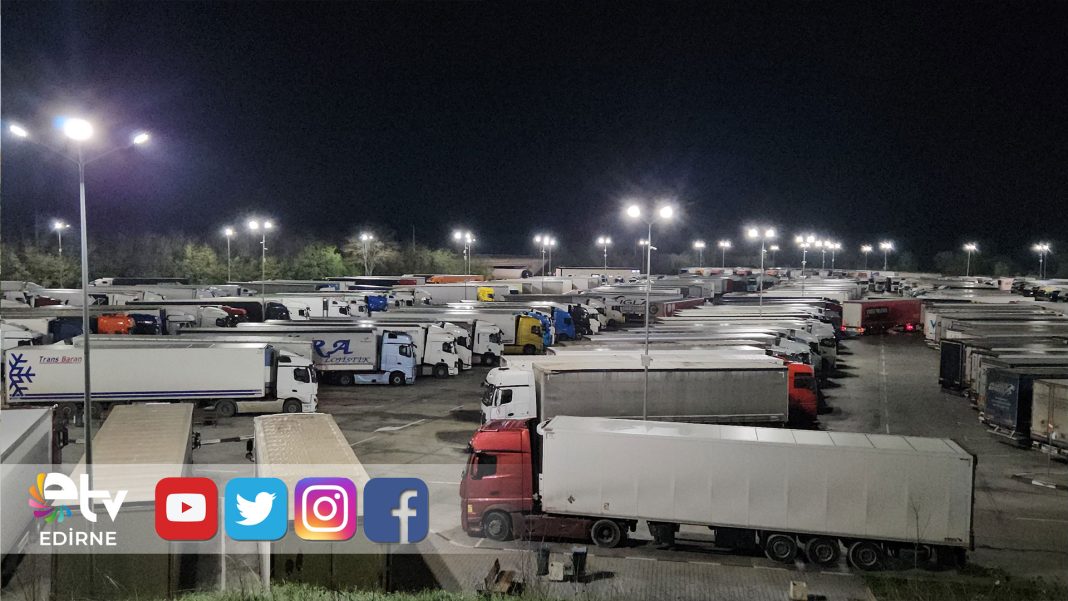 YUNANİSTAN’DAKİ-ÇİFTÇİ-EYLEMİ-TIR-TRAFİĞİNİ-FELCE-UĞRATTI