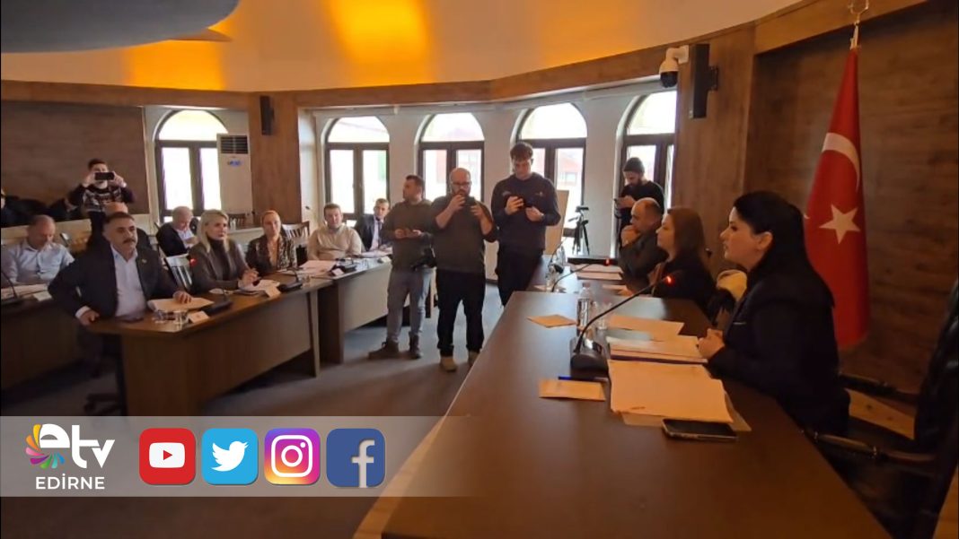 YENİ-MANŞETEDİRNE-BELEDİYE-MECLİSİ’NDE-“YAZIKLAR-OLSUN”-TARTIŞMASI-TANSİYON-YÜKSELDİ