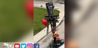 SEVGİLİLER GÜNÜ’NÜ UNUTTU, İŞ MAKİNESİYLE BALKONA ÇIKARTTIĞI GÜLLERLE GÖNÜL ALDI