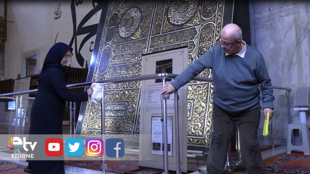 EDİRNE’DE-SELATİN-CAMİLER-RAMAZAN-ÖNCESİ-GÜL-SUYUYLA-YIKANDI