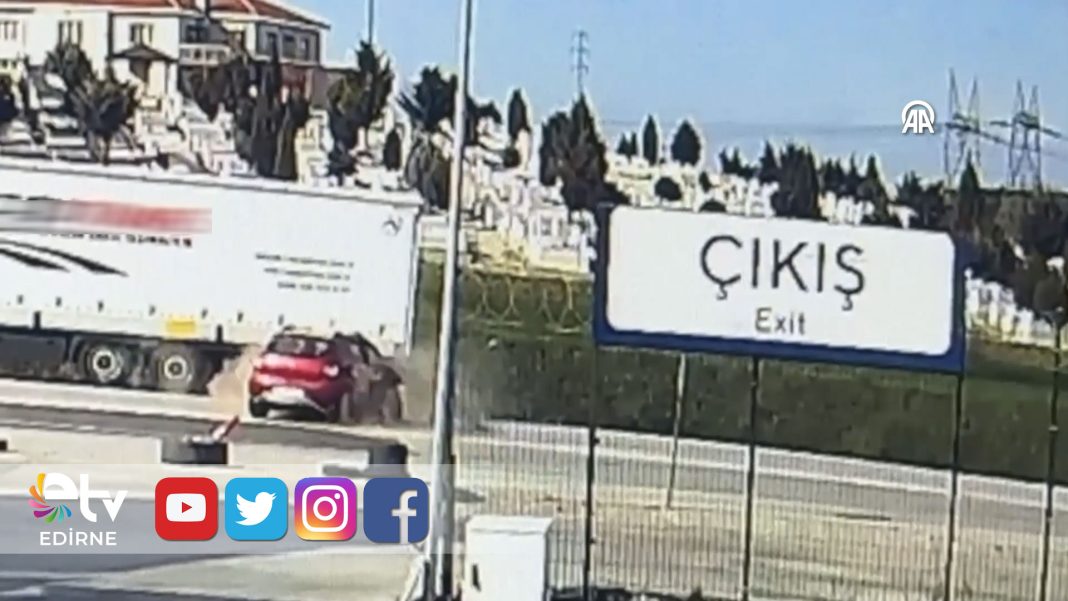 EDİRNE’DE-OTOMOBİL-PARK-HALİNDEKİ-TIRA-ARKADAN-ÇARPTI-KAZA-GÜVENLİK-KAMERASINDA