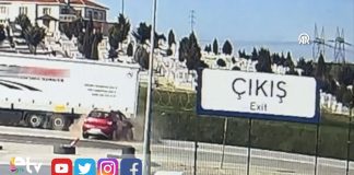 EDİRNE’DE OTOMOBİL PARK HALİNDEKİ TIRA ARKADAN ÇARPTI: KAZA GÜVENLİK KAMERASINDA