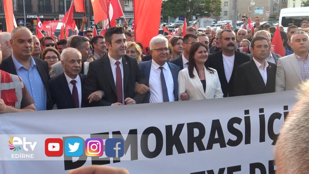 DEMOKRASİ-YÜRÜYÜŞÜ-ATATÜRK-ANITI’NDA-SONA-ERDİ