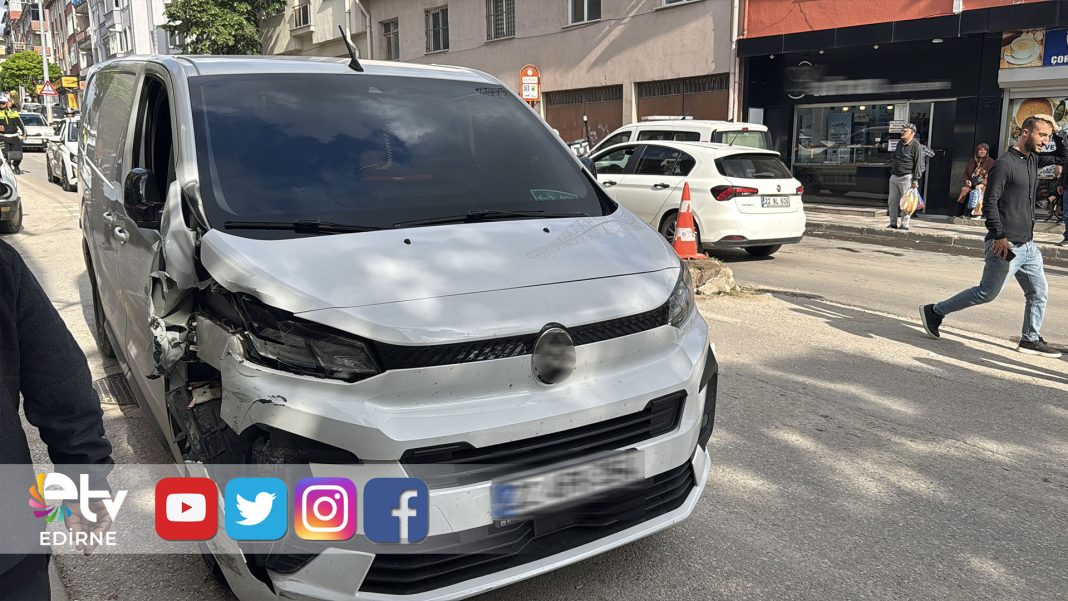 PANELVAN-PARK-HALİNDEKİ-5-ARACA-ÇARPTI-2-YARALI