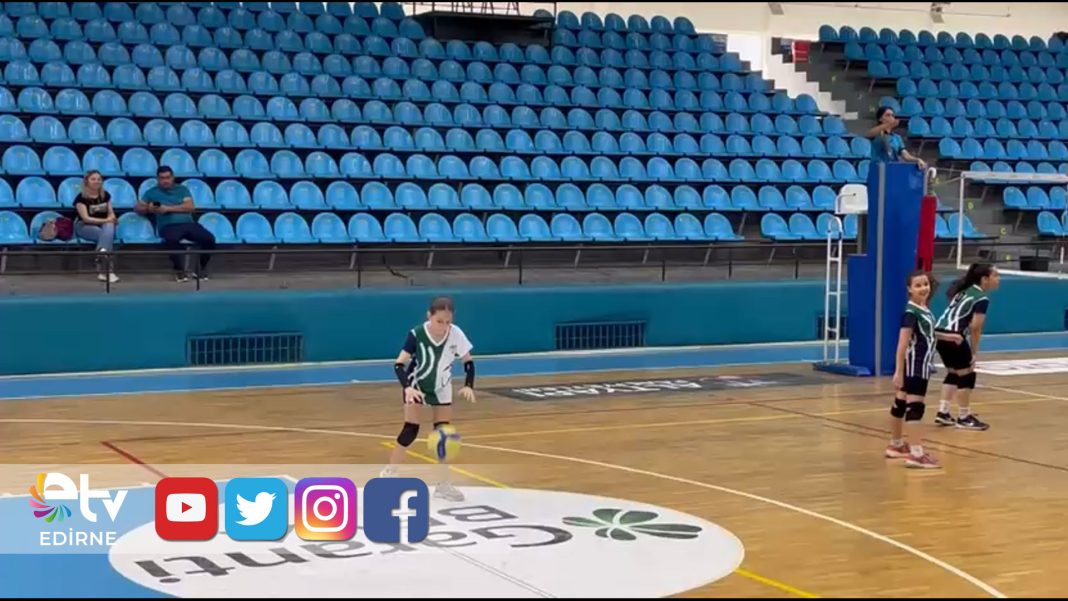 MİNİK-VOLEYBOLCULAR-SAHADA-KIYASIYA-MÜCADELE-ETTİ